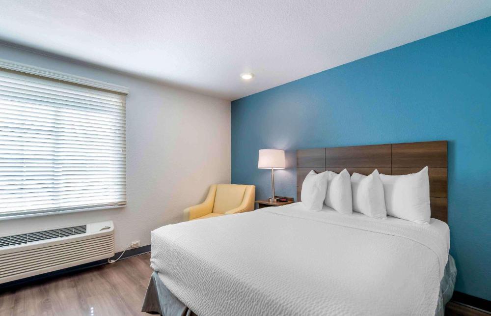 Standard Queen Room - Non-Smoking interior